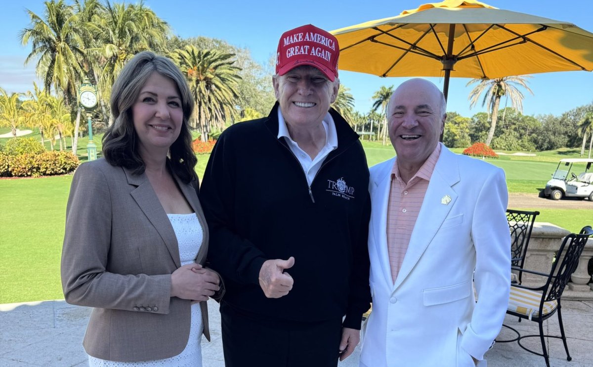 Alberta Premier Danielle Smith poses with president-elect Donald Trump and businessman Kevin O'Leary.